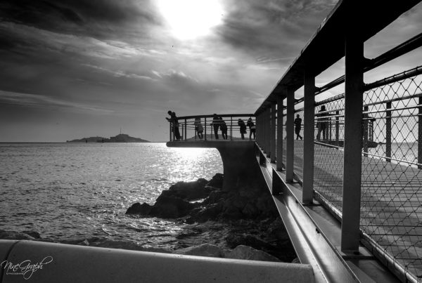 Photographie noir et blanc du ponton de la plage des Catalans à Marseille