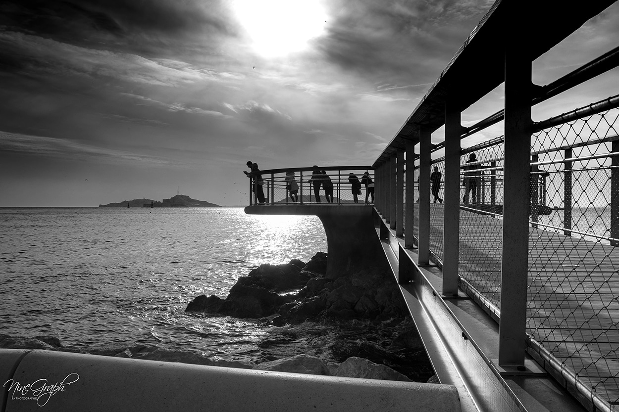 Photographie noir et blanc du ponton de la plage des Catalans à Marseille