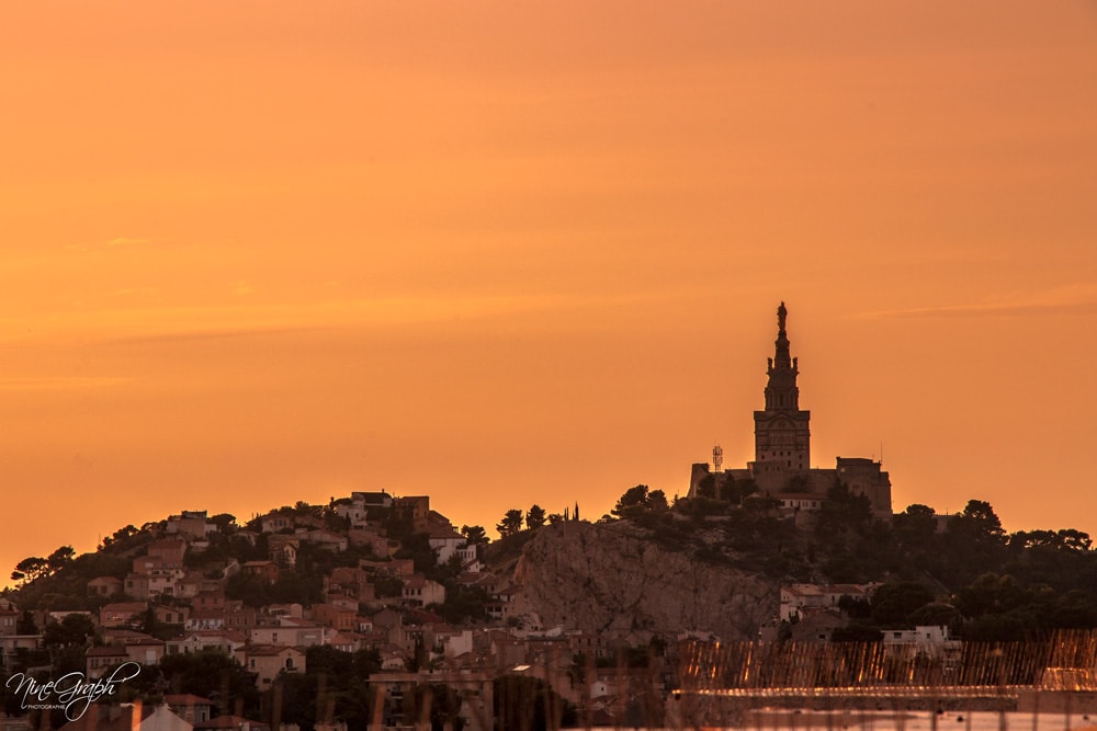 Coucher de soleil sur Notre Dame de la Garde (Bonne Mère), Marseille, vue du Grand Pavois