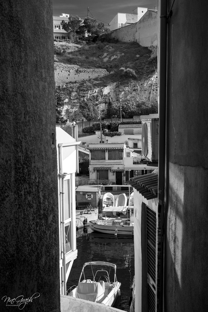 Monochrome, Descente sur le Vallon des Auffes à Marseille - Monochrome