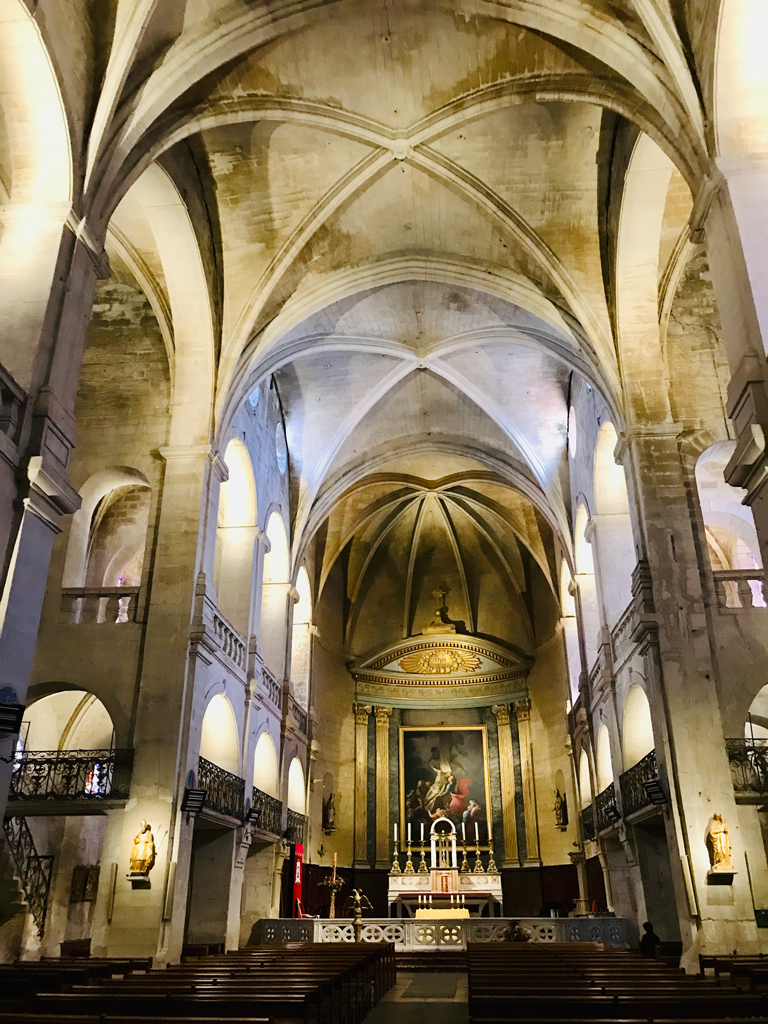 Intérieur de la cathédrale Saint-Théodorit