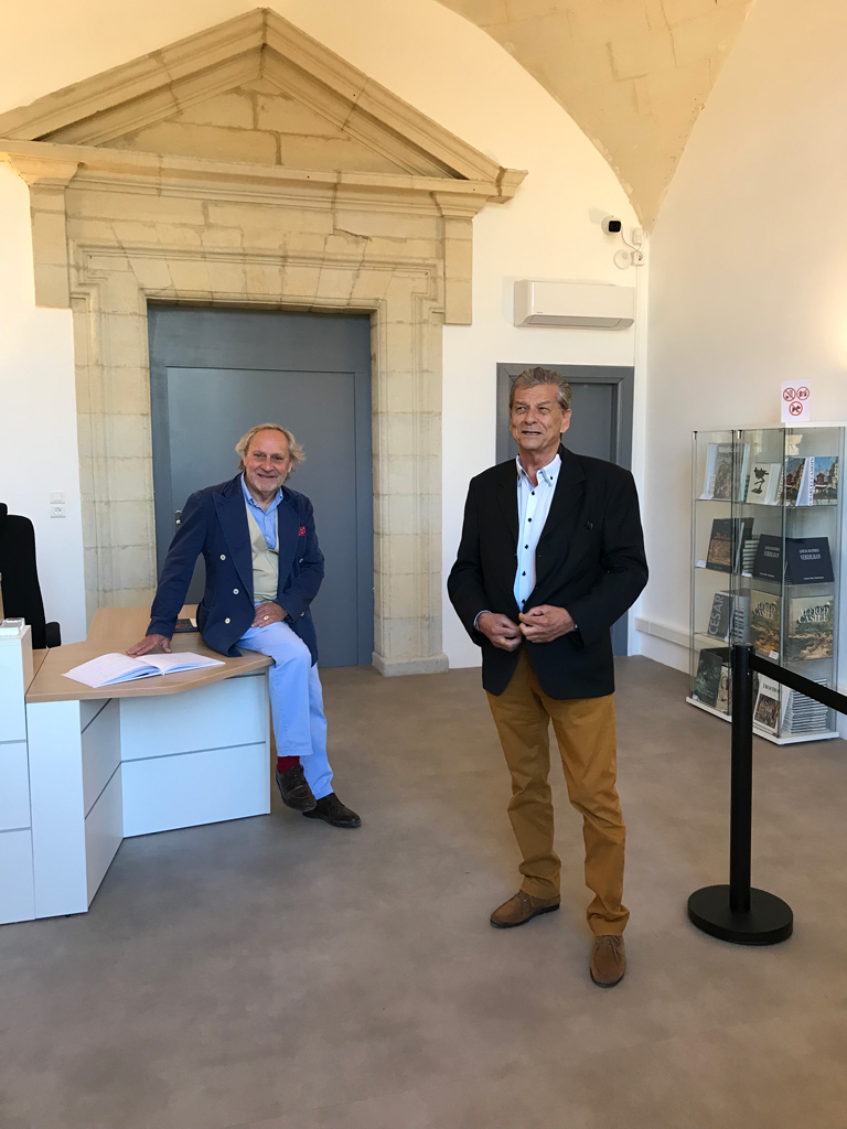 Le commissaire de l'exposition Marc Stammegna avec Monsieur le Maire d'Uzès Jean-Luc Chapon